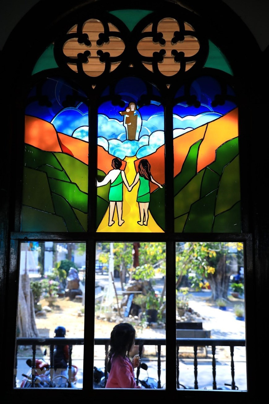 Thánh đường có nhiều khung cửa kính màu vẽ các điển tích trong kinh thánh, có tác dụng lấy ánh sáng vừa tạo thêm vẻ rực rỡ, tráng lệ cho giáo đường. (Ảnh: Thành Đạt/TTXVN 