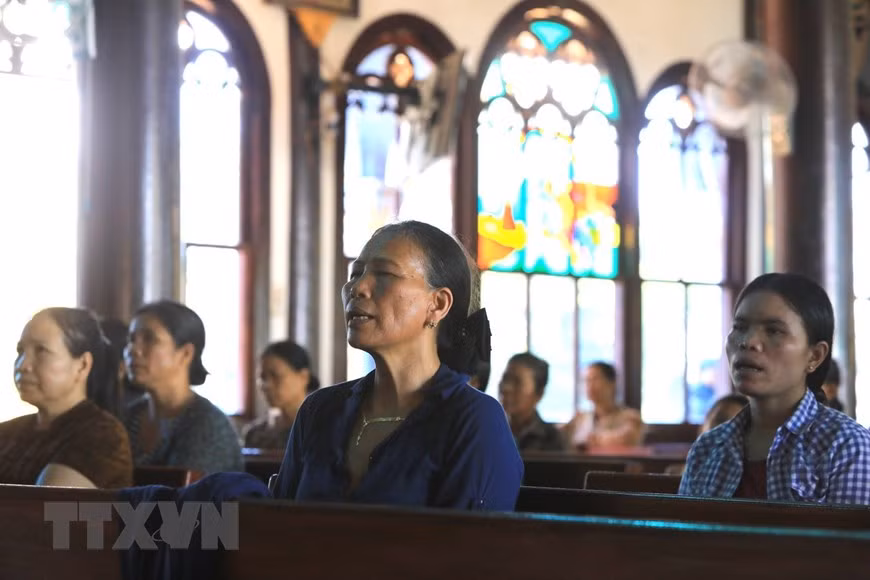 Các giáo dân đi lễ tại nhà thờ gỗ Kon Tum. (Ảnh: Thành Đạt/TTXVN)