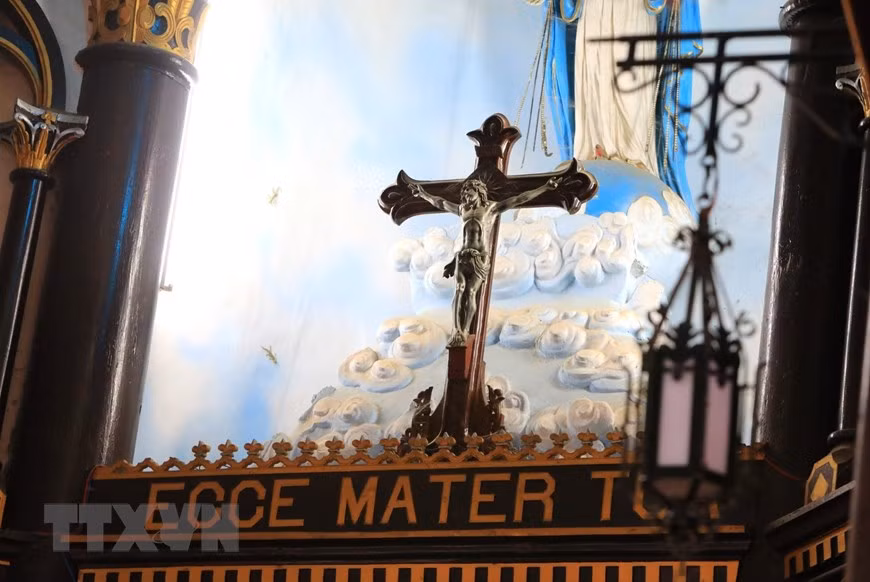 Nhà thờ gỗ Kon Tum với hơn 100 năm tuổi đời được làm bằng gỗ cà chít (sến đỏ) (trần và tường được xây bằng đất trộn rơm) theo kiến trúc Roman, phối hợp với kiến trúc nhà sàn của người Ba Na. (Ảnh: Thành Đạt/TTXVN