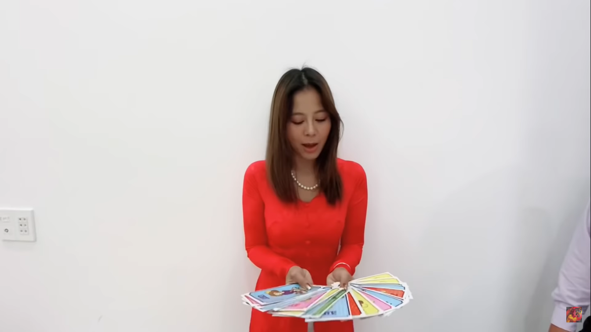 Hoai Linh tra lai li xi dau nam khien Nam Thu lo lang