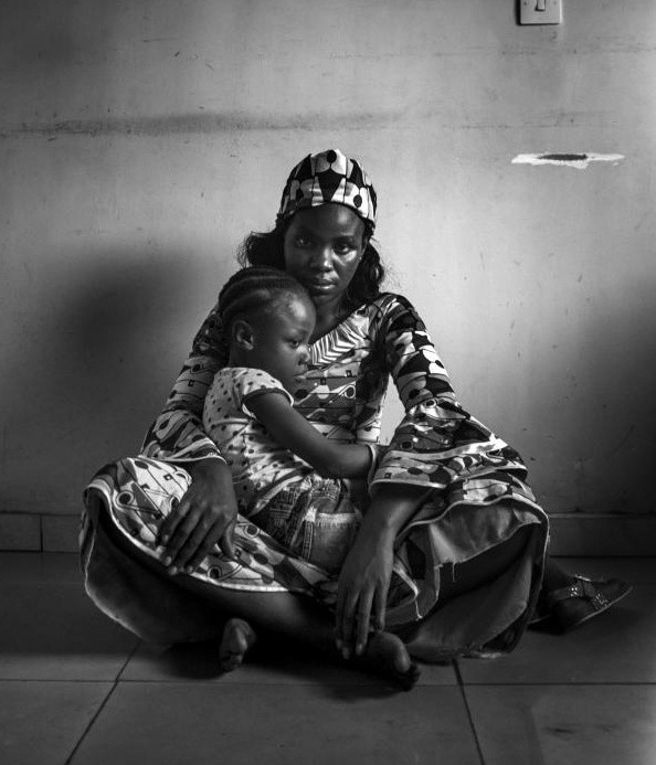 Lo so toi pham tinh duc, cac ba me Cameroon ui phang nguc con gai-Hinh-2