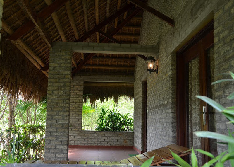 Chong that nghiep lam chuyen tay troi voi co hang xom