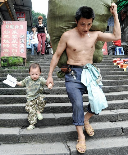 Bo con nguoi boc vac noi tieng nho 1 buc anh nay ra sao