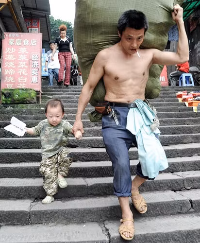 Bo con nguoi boc vac noi tieng nho 1 buc anh nay ra sao