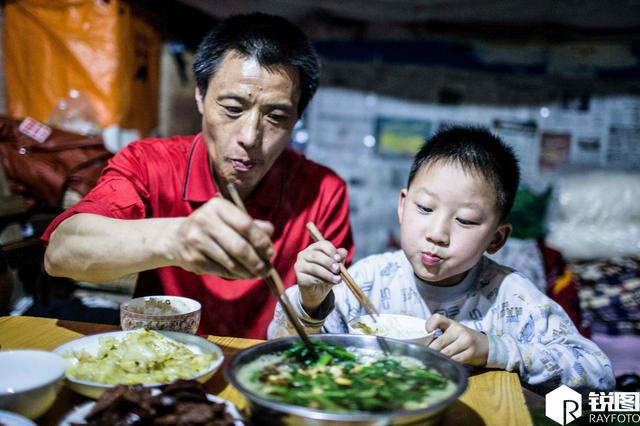 Bo con nguoi boc vac noi tieng nho 1 buc anh nay ra sao-Hinh-2