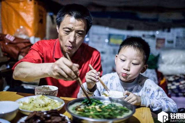 Bo con nguoi boc vac noi tieng nho 1 buc anh nay ra sao-Hinh-2