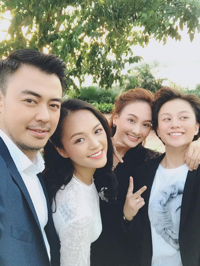 Tuấn Tú bên cạnh dàn diễn viên "Về nhà đi con" - Hôn nhân hạnh phúc, công việc hiện tại cũng thuận lợi cho việc Tuấn Tú theo đuổi con đường phim ảnh trở lại. Anh không hy vọng bản thân sẽ nổi tiếng như trước đây, chỉ cần được làm phim là anh đã thấy vui. Hơn nữa, đã có vợ và con, thứ anh ưu tiên nhất khi trở lại showbiz lần này vẫn là giữ gìn tổ ấm của mình. MC Danh Tùng