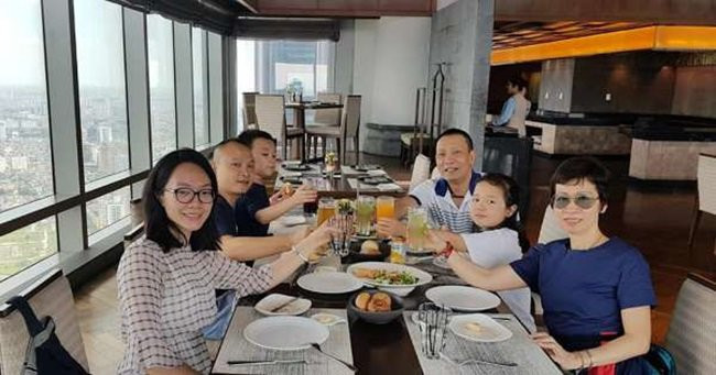 Hình ảnh của đại gia đình Lại Văn Sâm trong buổi tiệc mừng sinh nhật tuổi 62 của ông. Đi qua nửa đời người và từng giữ kín bà xã bao năm, đến giờ nam nhà báo kỳ cựu của VTV đã thoải mái hơn trong việc chia sẻ về bà xã. Trong sự kiện mới đây, ông cũng tâm sự rằng: "Bây giờ tôi đi làm thì lúc nào cũng kèm bà xã đi bên cạnh. Hai vợ chồng nhiều thời gian hơn, đi chơi với nhau, đi làm cũng như đi chơi vậy. Kể cả hôm dự sự kiện trong thành phố Hồ Chí Minh, tôi cũng đi cùng vợ". MC Long Vũ