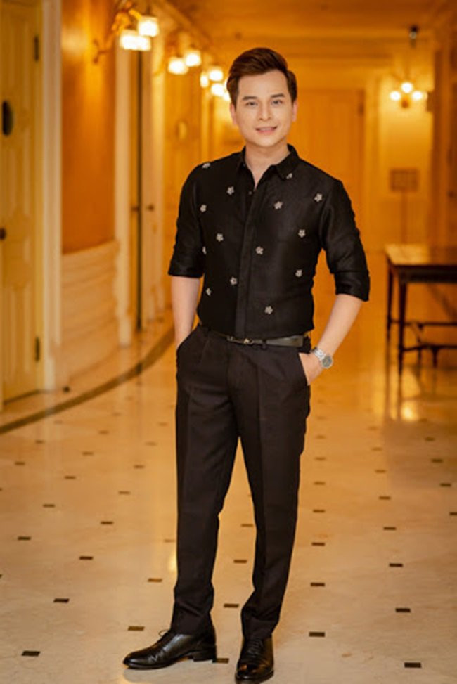 Hai tiêu chí khi chọn người bạn đời của MC Danh Tùng là biết nấu ăn và làm công việc theo giờ hành chính.Danh Tùng bật mí tiêu chí lựa chọn vợ tương lai, đó là biết nấu ăn và làm công việc theo giờ hành chính. "Vì công việc của tôi rất bận rộn nên mong muốn vợ mình sẽ làm việc theo giờ hành chính. Ở đây không phải là ai hy sinh cho ai mà điều quan trọng là hai vợ chồng phải sắp xếp công việc cho phù hợp", nam MC cho biết.