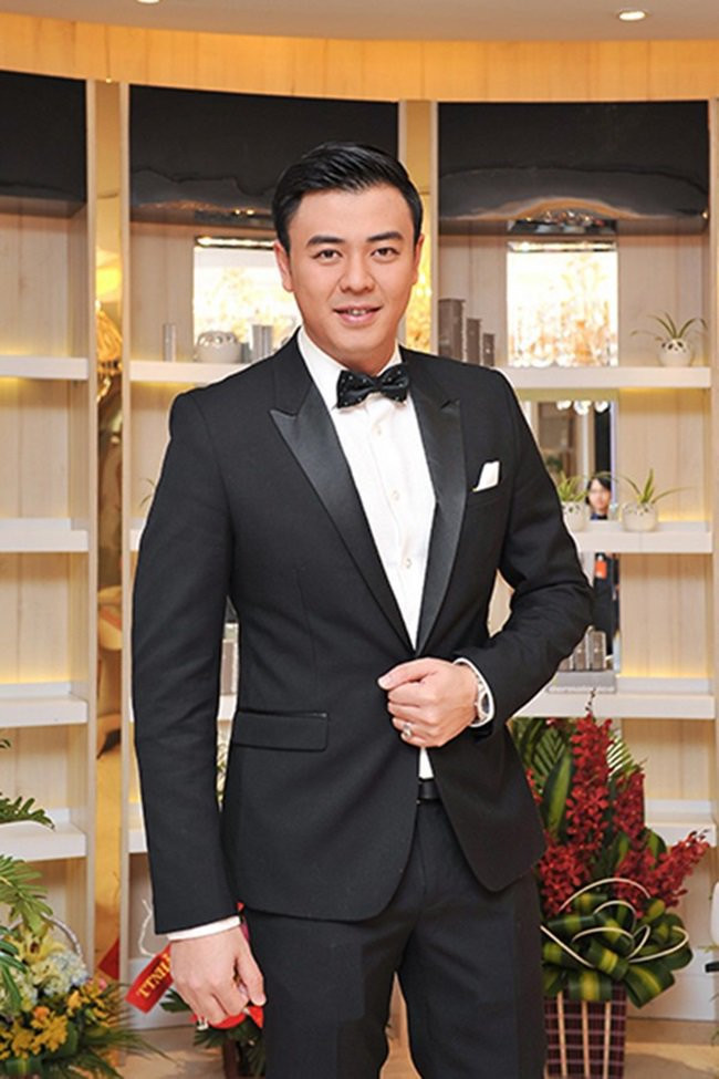 Khi vợ sinh con, tôi mừng tới nỗi khóc còn nhiều hơn cả vợ. Từ khi sinh con, vợ chồng tôi hòa thuận lắm, chẳng bao giờ cãi nhau nữa. Trong nhà, cô ấy thường đóng vai "phù thủy" còn tôi là "thiên thần" để giáo dục con. Khi vợ tôi đóng vai "ác", thì tôi sẽ là người xoa dịu, làm cho con vui. Có thể nói, ra ngoài tôi chẳng sợ ai nhưng về nhà, tôi khá sợ con trai mình. Còn vợ thì tôi không sợ nhưng tôi tôn trọng cô ấy. Cô ấy đã quán xuyến gia đình rất tốt. Còn việc đưa ra các quyết định trong nhà thì vẫn là tôi".