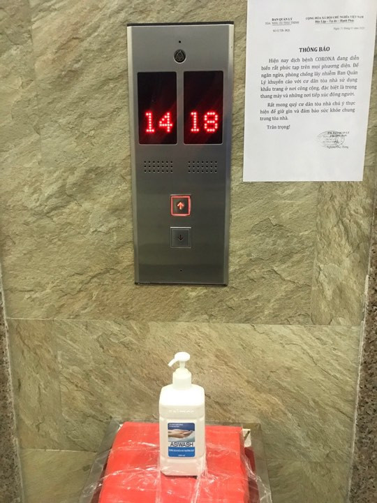 Chung cu Ha Noi thi nhau 'dung chieu' boc nilon chong dich corona-Hinh-3