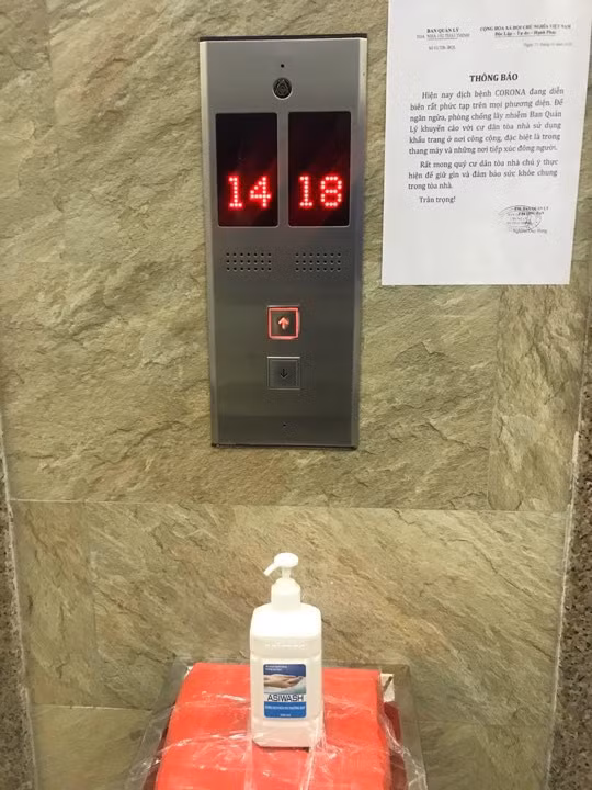 Chung cu Ha Noi thi nhau 'dung chieu' boc nilon chong dich corona-Hinh-3