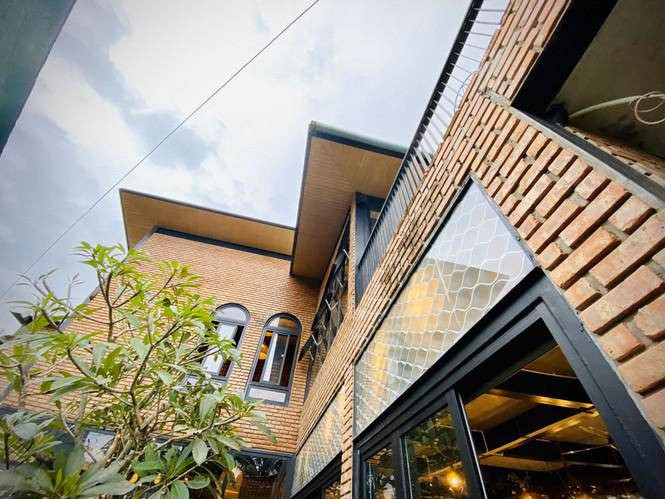 Những viên gạch nung xếp chồng tạo lên công trình thay vì được xây, phủ lên lớp vữa tạo ra tuyệt tác về công trình bền vững và rất truyền thống. 