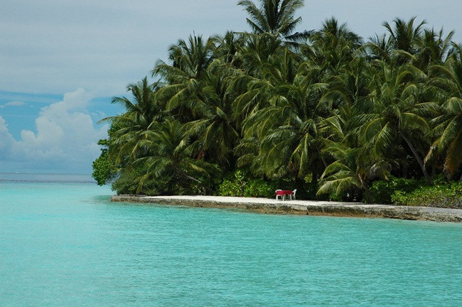 Mỗi phòng có TV màn hình phẳng, mini bar với các đồ uống, cùng 3 bữa ăn phục vụ tại phòng.