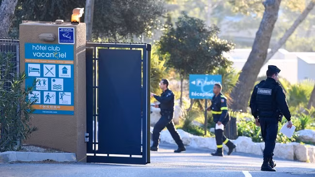 Những người này sẽ được y tá đo nhiệt độ 2 lần/ngày và kiểm tra xem họ có triệu chứng nhiễm virus Corona hay không.