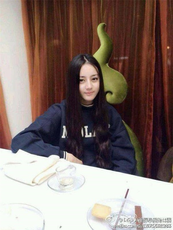 Địch Lệ Nhiệt Ba lúc còn ngồi trên ghế Học viện Hý kịch Bắc Kinh. Cô gây thương nhớ với vẻ ngoài thanh thoát, tinh khôi.