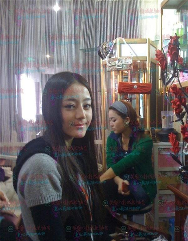 Nhiệt Ba hiền dịu, hơi "quê" nhưng vẫn rất ấn tượng trong bức ảnh chụp vội trong hậu trường buổi ghi hình chương trình truyền hình địa phương lúc mới chập chững vào nghề.