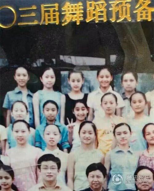 Cô nổi bật giữa bạn bè đồng trang lứa (áo đen, ở giữa của hàng trên cùng).