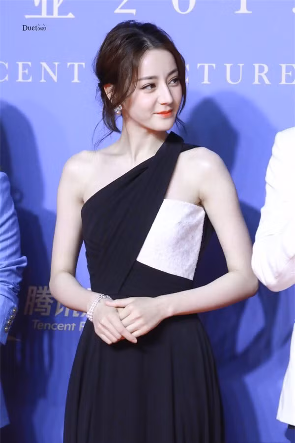 Sở hữu người mặt xinh đẹp, có nét lai Tây, cô nhanh chóng chinh phục được đông đảo khán giả qua các tác phẩm như "A Na Nhi Hãn" (2013), "Cổ Kiếm Kỳ Đàm" (2014), "Người tình kim cương" (2015), "Ma Lạt biến hình kế" (2016), "Tam sinh tham thế: Thập lý đào hoa" (2018... Bước ngoặt lớn nhất của nữ diễn viên 9x là thắng giải Thị Hậu tại Lễ trao giải Kim Ưng 2018.