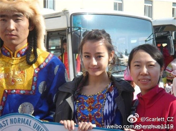 Địch Lệ Nhiệt Ba xinh đẹp hơn người và luôn được giao trọng trách làm "bộ mặt" cho các hoạt động tập thể.