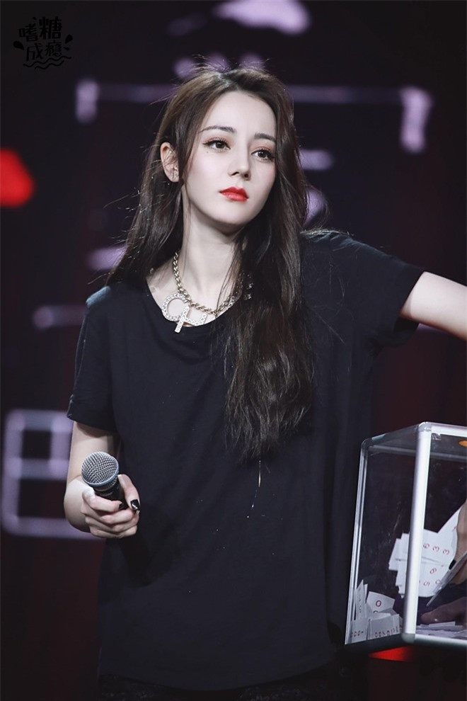 Hiện tại, cô là "mỹ nhân Tân Cương" đình đám nhất showbiz Hoa ngữ, luôn có mặt trong top những sao đẹp nhất Trung Quốc, châu Á và thậm chí cả thế giới.