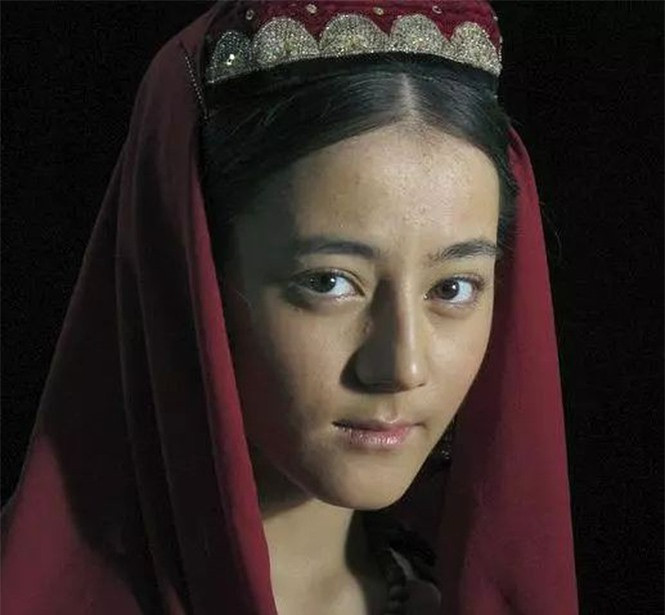 Tạo hình trong phim đầu tay "A Na Nhi Hãn" có phần thiếu trau chuốt, nhưng các các nét đều rõ ràng từ đôi mắt to, sống mũi thẳng và khuôn cằm thon gọn.