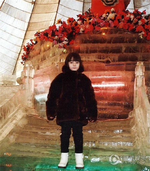 Tuy nhiên, nhiều người khác lại cho rằng, người chụp ảnh cố tình "dìm hàng" nữ diễn viên, bởi lục lại ảnh quá khứ, Địch Lệ Nhiệt Ba đã bộc lộ là mỹ nhân từ lúc chỉ là một cô bé.