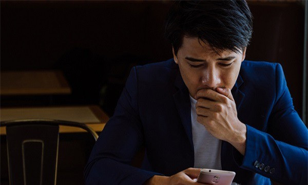 Dạo này vợ tôi ít nói lắm, cô ấy cứ lầm lì, nhiều khi tôi hỏi, cô ấy còn cáu gắt lên. (Ảnh minh họa)