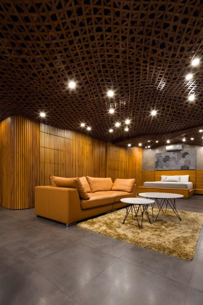 “Những đám mây” còn có tác dụng giấu những chiếc đèn downlight âm trần rất khéo léo, chỉ được nhìn thấy vào ban đêm.