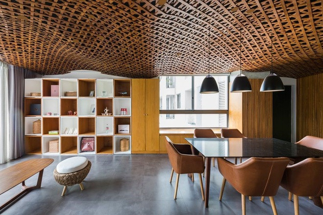 Gỗ xuất hiện trên mọi bức tường trong nhà.