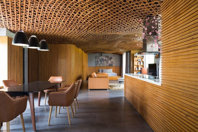 Ngoài trần nhà, điểm đặc biệt thứ hai của Nhà Mây là các vách ngăn di động. Kiến trúc sư dựa vào mong muốn của chủ nhà, đã thiết kế các không gian như hòa vào làm một mỗi khi vách ngăn không được sử dụng.