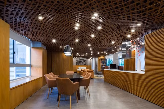 TP.HCM là thành phố nổi tiếng có số dân cư rất đông đúc lên tới 9 triệu người. Lấy ý tưởng từ đám mây, Creative Architects đã tạo nên một căn hộ khác lạ với những khối hộp vuông vức trong các chung cư cao tầng san sát nhau mọc lên như nấm tại thành phố này.