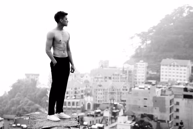 Khi được hỏi bí quyết để có body chuẩn 6 múi, Quang Lâm cho hay mỗi ngày dù vất vả, bận rộn, cậu luôn tranh thủ dành ra khoảng 1 tiếng để đến phòng tập gym rèn luyện sức khỏe. Bên cạnh đó, cậu cũng sắp xếp thời gian nghỉ ngơi và ăn uống đầy đủ nhất có thể.