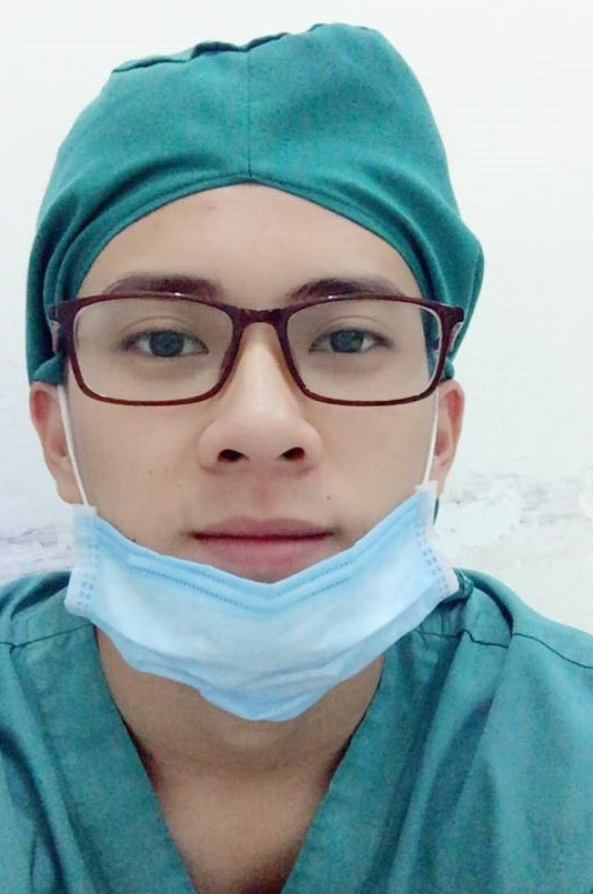 Hiện ở năm cuối, Quang Lâm khá bận rộn khi vừa học lý thuyết ở trường, vừa học lâm sàng và trực tại các bệnh viện. Do quỹ thời gian rảnh không nhiều, chàng trai thường sắp xếp làm thêm vào cuối tuần để không ảnh hưởng đến việc học. “Ý thức được tầm quan trọng của việc hoàn thành chương trình học năm cuối, mình không bao giờ dám nghỉ học hay trốn học đi làm thêm cả”, cậu nói.