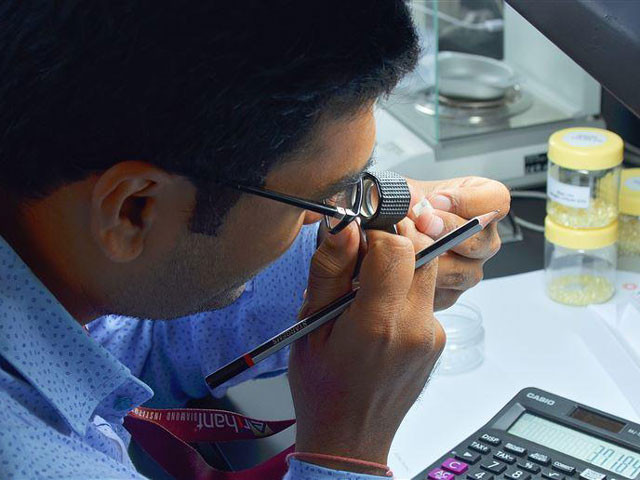 Dubai choi troi, mo phien dau gia kim cuong 