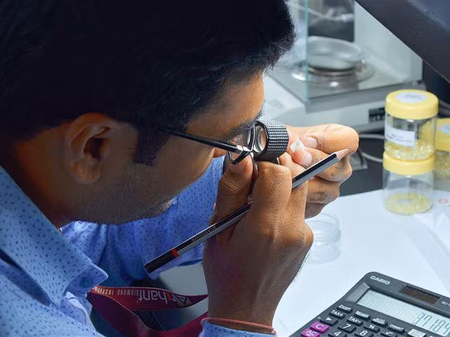 Dubai choi troi, mo phien dau gia kim cuong 