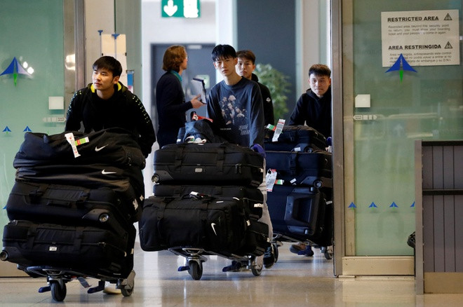 Cau thu cua doi bong Trung Quoc khoc vi bi cach ly khoi vo con