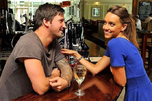 Choang vi 'mon qua' nu dong nghiep da tinh hua tang cho chong