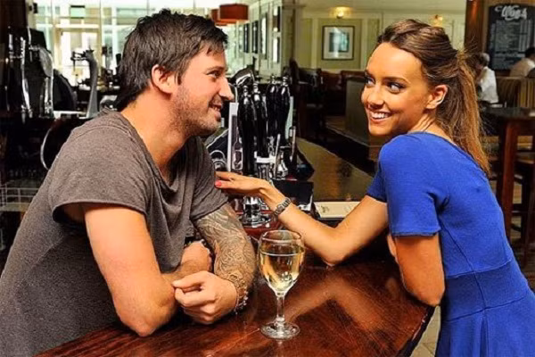 Choang vi 'mon qua' nu dong nghiep da tinh hua tang cho chong