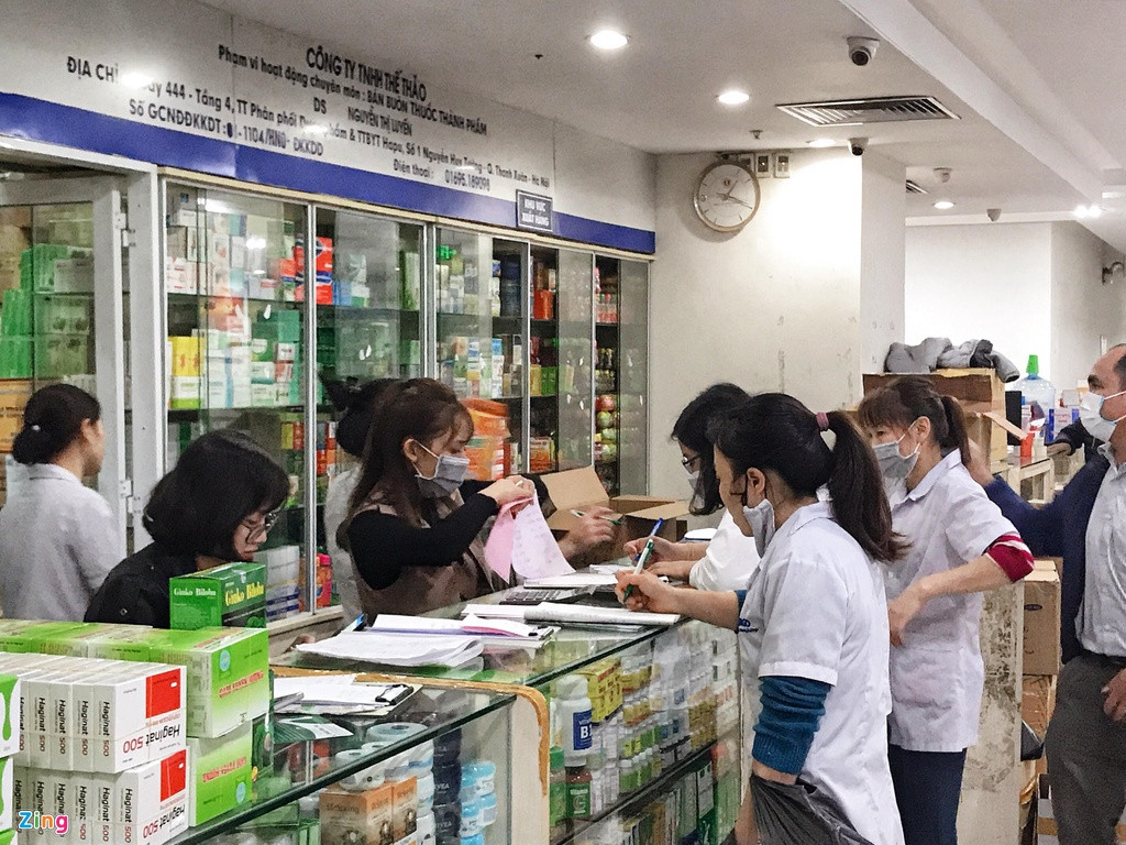 'Di mua khau trang, toi duoc dui vao tay mot tui nylon den'