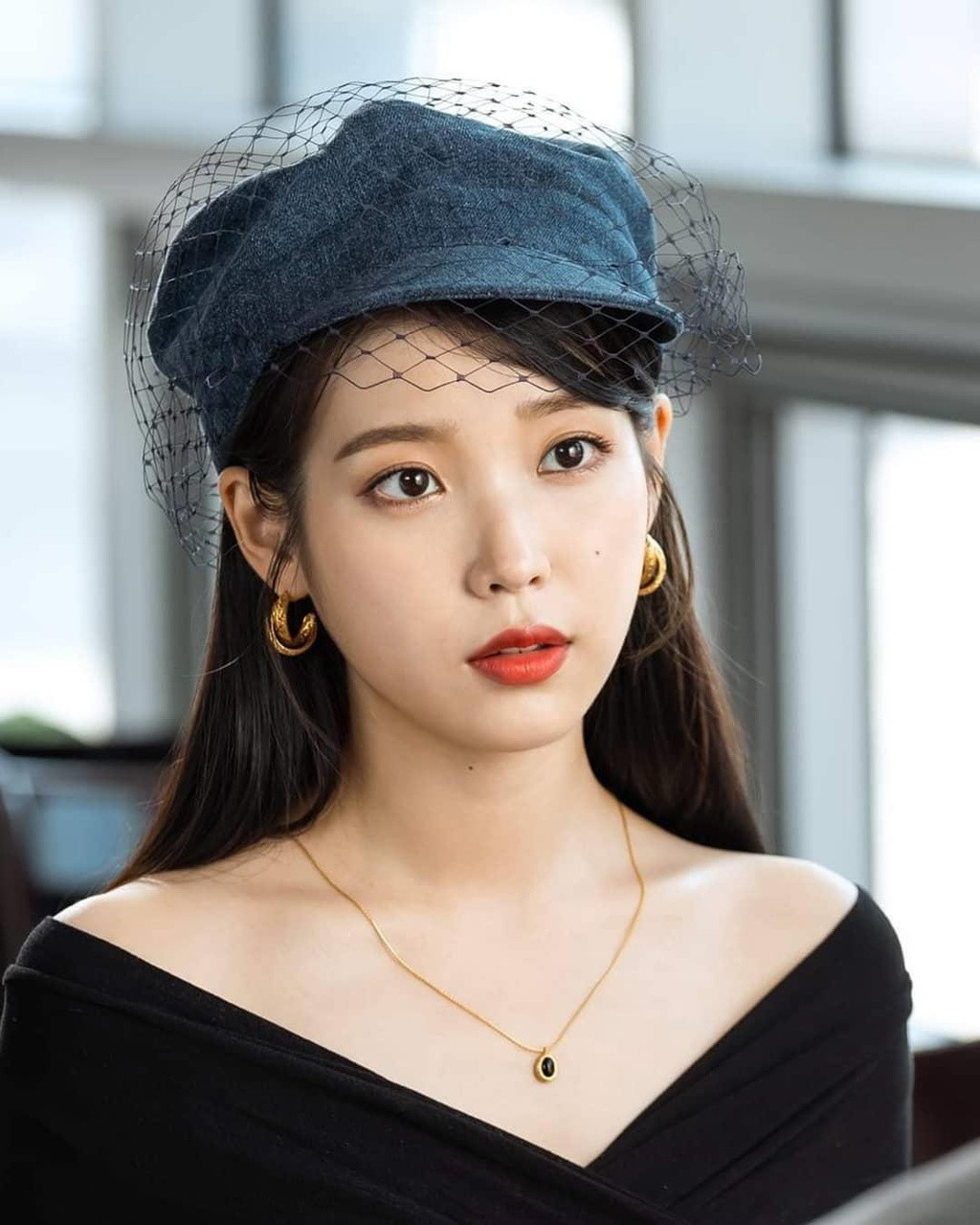 IU: Không chỉ được biết đến nhờ giọng hát cao vút, trong trẻo, IU còn chinh phục khán giả trên khắp thế giới nhờ nét nhẹ nhàng, ngọt ngào tựa như búp bê. Gương mặt đáng yêu với đôi mắt long lanh và khuôn miệng chúm chím giúp IU luôn nhận được sự yêu mến của khán giả ở mọi độ tuổi. Làn da trắng sáng, không tỳ vết cùng dáng người mảnh mai, nhỏ nhắn là yếu tố khiến IU lúc nào cũng tươi trẻ, rạng rỡ.