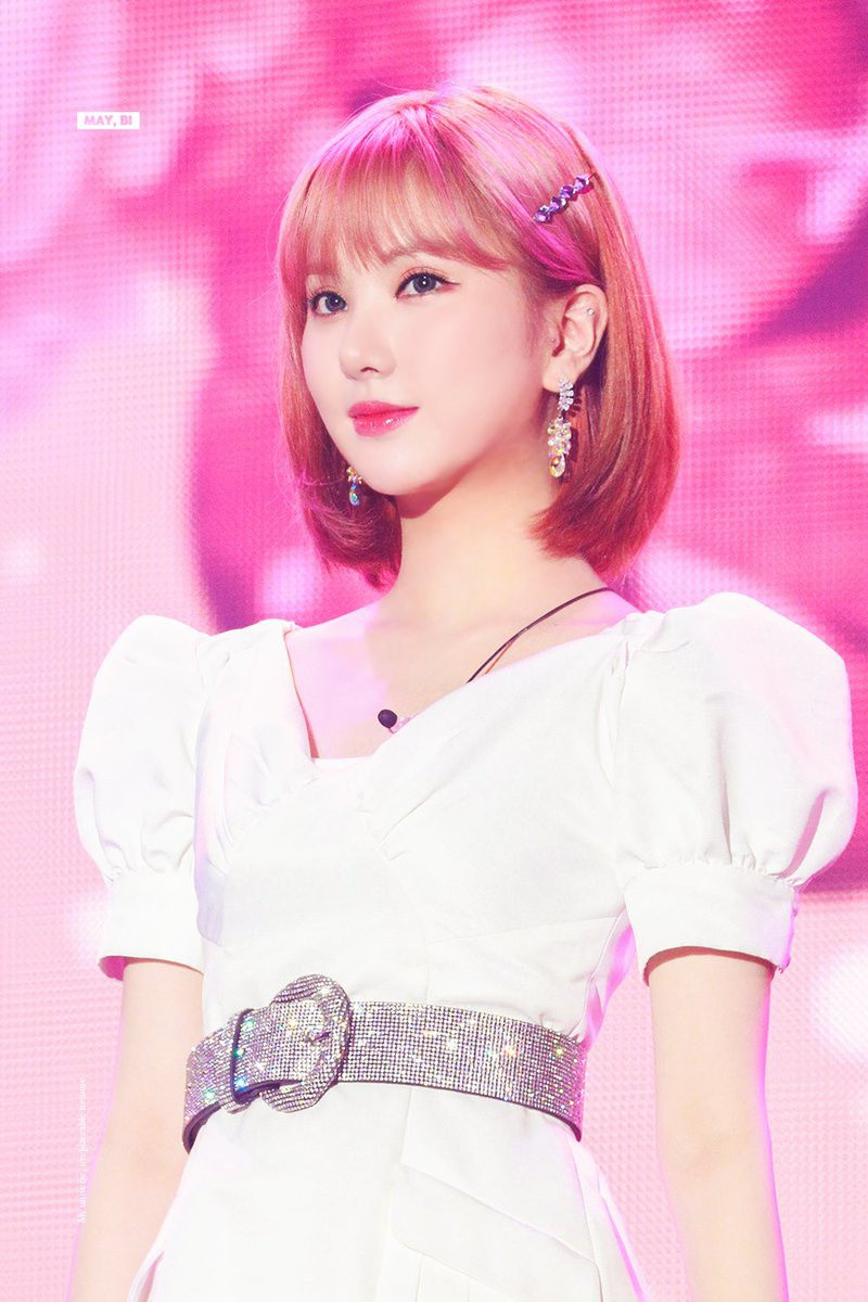 Eun Ha (GFriend): Eunha là cái tên nổi bật đại diện cho nhan sắc của GFriend với vẻ đẹp đáng yêu. Gương mặt bầu bĩnh, làn da trắng sáng và đôi môi nhỏ xinh khiến Eunha trở thành cái tên được yêu thích nhất nhì trong nhóm. Sau khi cắt tóc ngắn, nét đáng yêu, ngọt ngào giống như búp bê của Eunha càng được tôn lên rõ rệt.