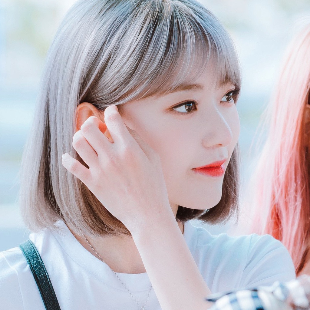 Sakura (IZ*ONE): Nữ idol thường được ca ngợi vì sở hữu những đặc điểm ngoại hình tựa búp bê như đôi mắt to tròn, sống mũi cao và dáng người mảnh mai. Thời gian gần đây, nữ idol người Nhật Bản trở thành một trong những mỹ nữ thế hệ mới của Kpop, bởi cứ mỗi lần xuất hiện, cô lại được giới truyền thông và khá giả săn đón nhiệt tình. Nữ idol cũng luôn có mặt trong những bài đăng ca ngợi về nhan sắc, được mệnh danh là một trong những hiện thân của vẻ đẹp “búp bê sống” ở Kpop.