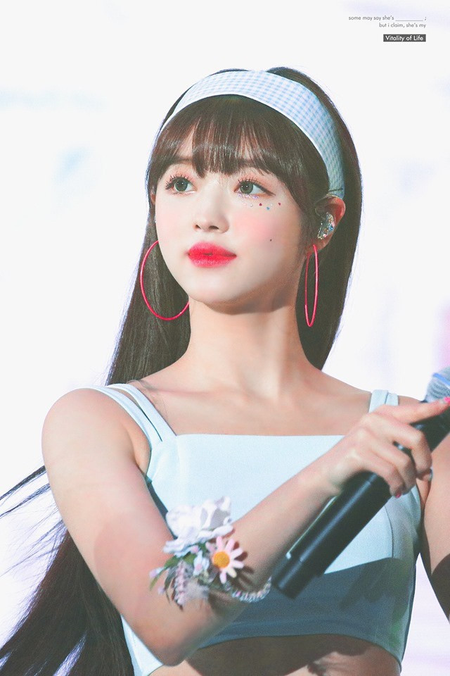 YooA (Oh My Girl): Trong thời gian trở lại đây, YooA cũng là một trong những cái tên được khán giả đánh giá sở hữu gương mặt đẹp như búp bê. Nữ thần tượng nhóm Oh My Girl sở hữu gương mặt tự nhiên, ngọt ngào với khuôn mặt bầu bĩnh, hai má phúng phính, đôi mắt to tròn. Làn da trắng, kiểu tóc dài mái bằng và vóc dáng nuột nà càng tôn lên ngoại hình “búp bê sống” của thành viên nhóm Oh My Girl.