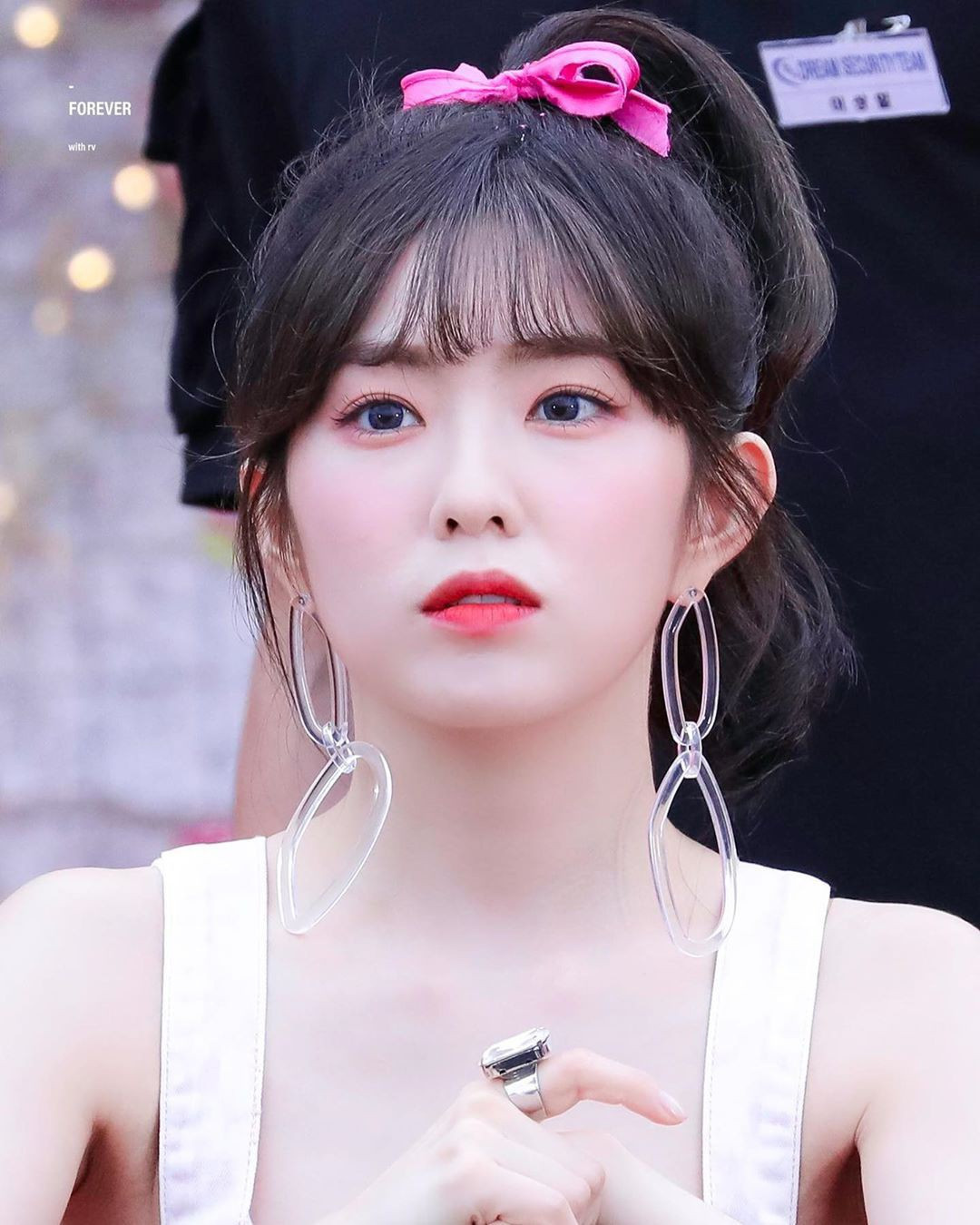 Irene (Red Velvet): Chị cả nhóm Red Velvet được các chuyên gia sắc đẹp đánh giá sở hữu gương mặt với các đường nét hài hòa, cân đối theo chuẩn tỷ lệ vàng. Đã 28 tuổi song khi diện những trang phục có màu sắc tươi sáng, trẻ trung, kết hợp mái tóc đuôi ngựa, Irene vẫn thu hút mọi ánh nhìn với vẻ ngoài được ví như búp bê ngoài đời thực.