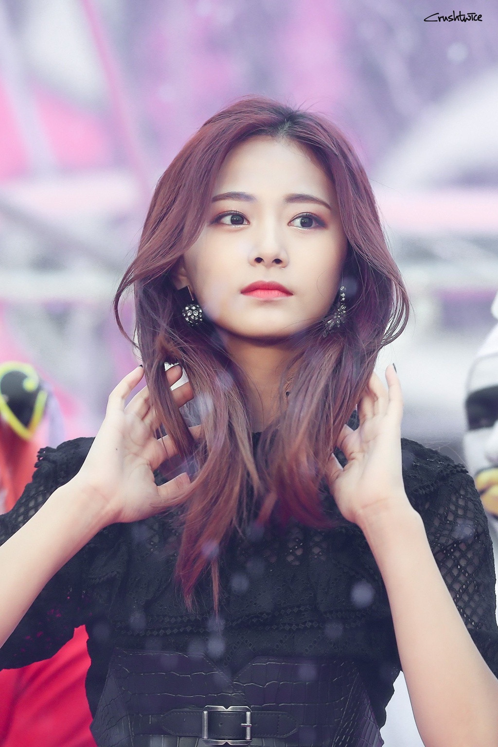 Tzuyu (TWICE): Từng nhiều lần đứng top đầu các bảng xếp hạng nhan sắc cả trong lẫn ngoài nước, mỹ nhân nhóm TWICE được ví như búp bê nhờ vẻ đẹp trong sáng, thuần khiết. Cô sở hữu những đường nét khuôn mặt hài hòa với sống mũi cao thẳng, khuôn miệng chúm chím và cặp mắt bồ câu to tròn. Hơn nữa, chiều cao vượt trội 1,7 m cũng chính là lợi thế khiến ngoại hình của cô luôn nổi bật giữa dàn nhan sắc cùng thời.