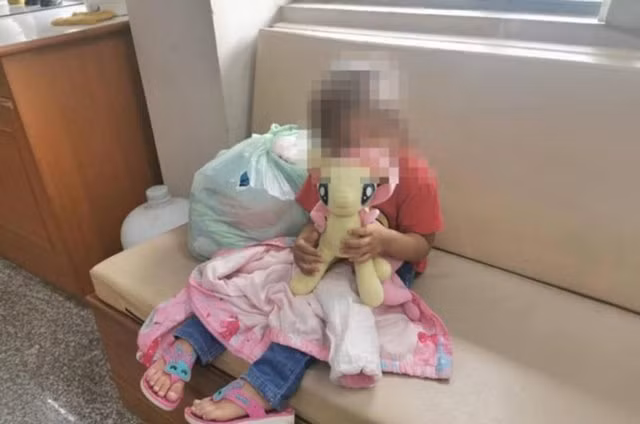 Chong moi khong thich con rieng, be gai bi bao hanh roi bo roi