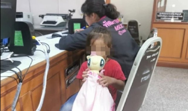 Chong moi khong thich con rieng, be gai bi bao hanh roi bo roi-Hinh-2