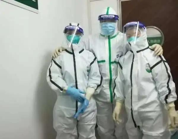 Nu y ta nhiem COVID-19 khi vua het ky nghi ho san-Hinh-2