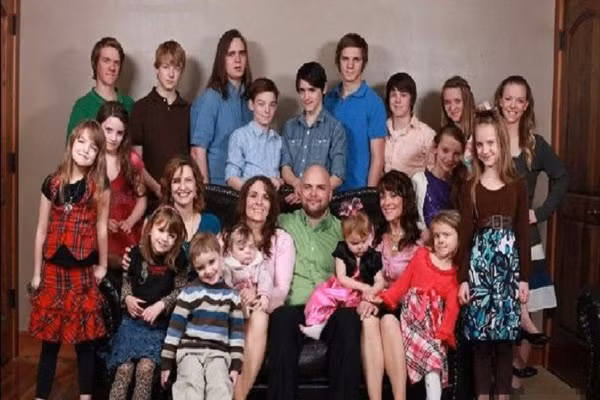 Ba chi em gai ru nhau lay chung 1 chong, sinh ra 24 dua tre-Hinh-2